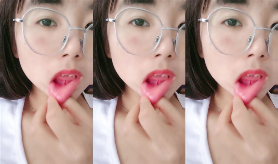 闷骚的良家小少妇，露脸被窝里跟狼友撩骚互动，慢慢展示开档丝袜，掰开给狼友看逼逼