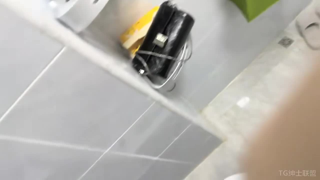 良家小骚货 穿上黑丝高跟鞋沙发后入