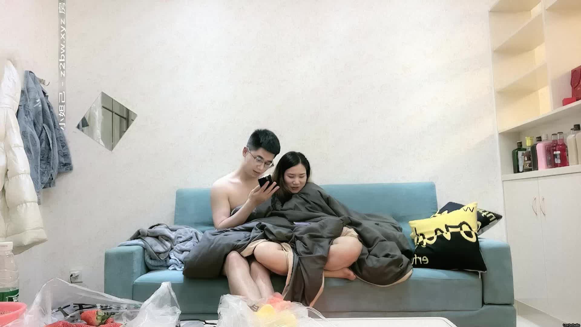 白嫩良家小姐姐，单纯懵懂做爱投入，娇小玲珑抱起来一点儿不费劲