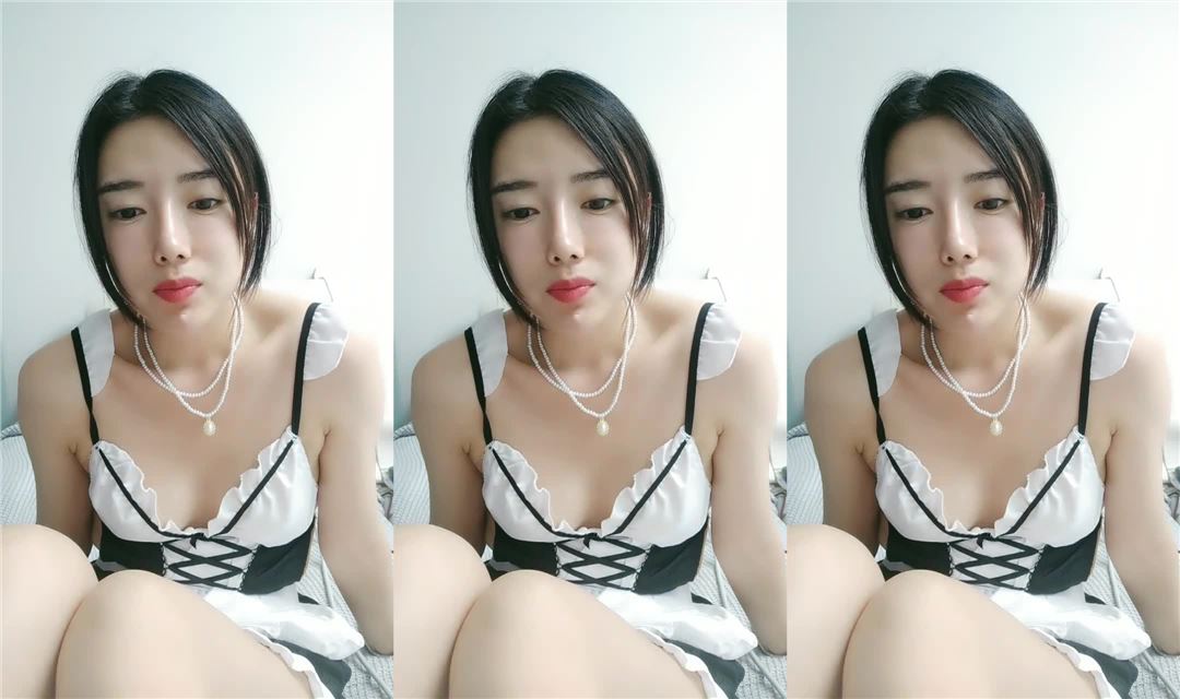 2024年新作，，女仆装，白嫩小少妇，无美颜的镜头下也颇有几分姿色，这黑乎乎的阴毛