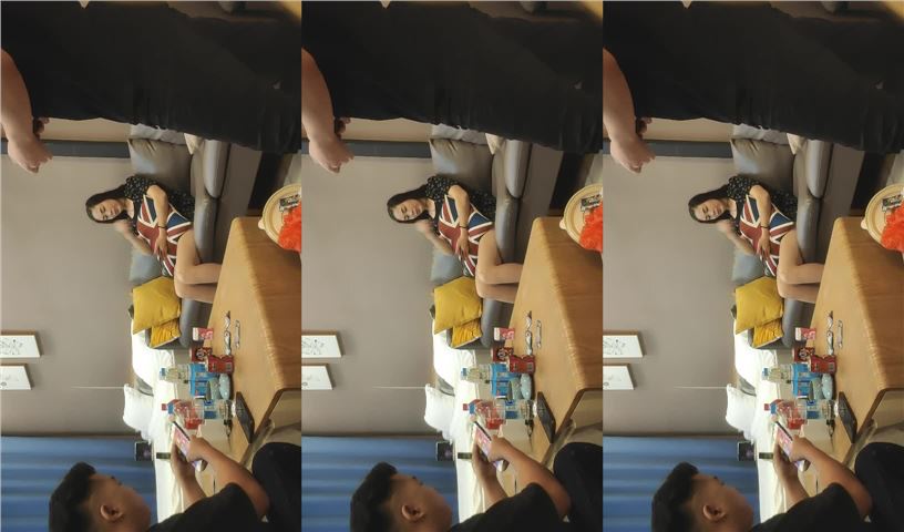 我开着拖拉机两小伙搞骚熟女，吸奶扣穴小伙齐上场，正入抽插抬腿后入猛操，干的太猛差点翻下床