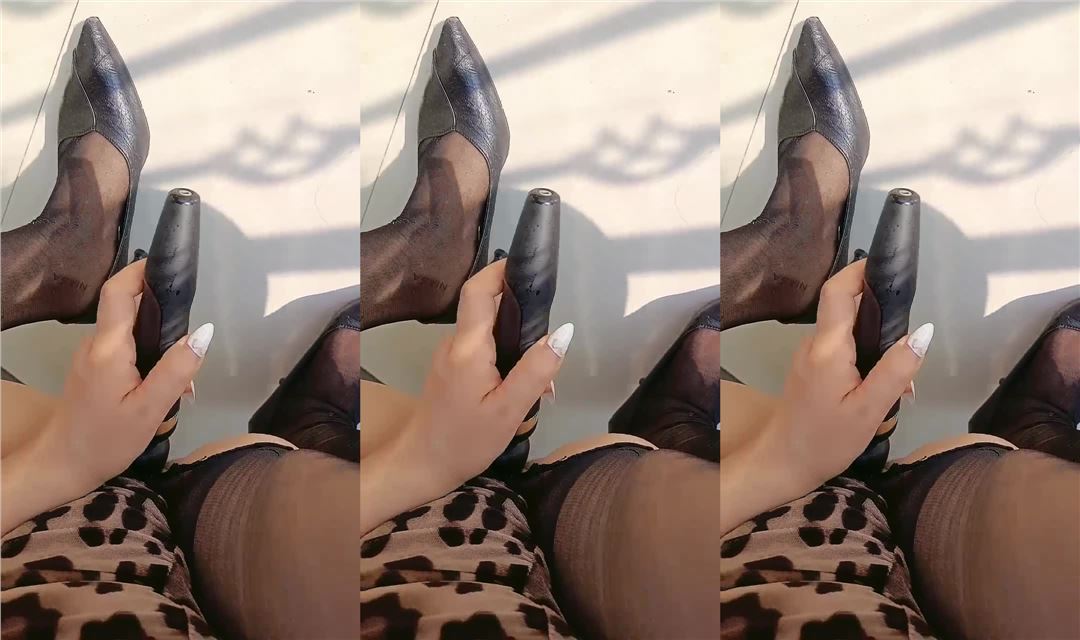 大胸熟女舌头估计没少练 不知道吃肉棒的时候有没有这么灵活 豹纹包臀裙配上黑丝高跟 电动自慰棒震的小穴受不了逼水直流 呻吟不断