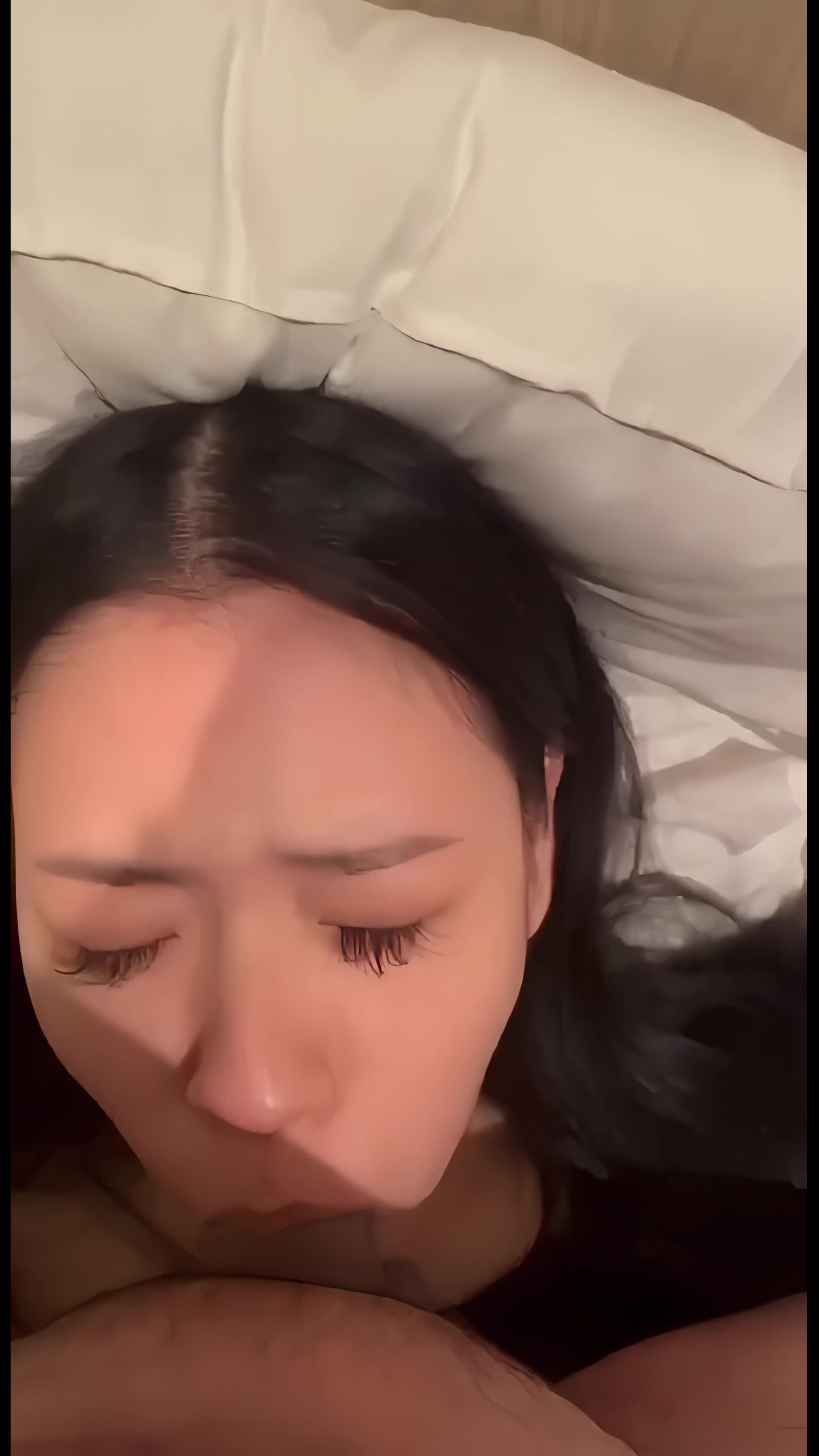 极品美女口交达人，看着大鸡巴在其嘴下进进出出，可爱可怜的小眼神，第一视角