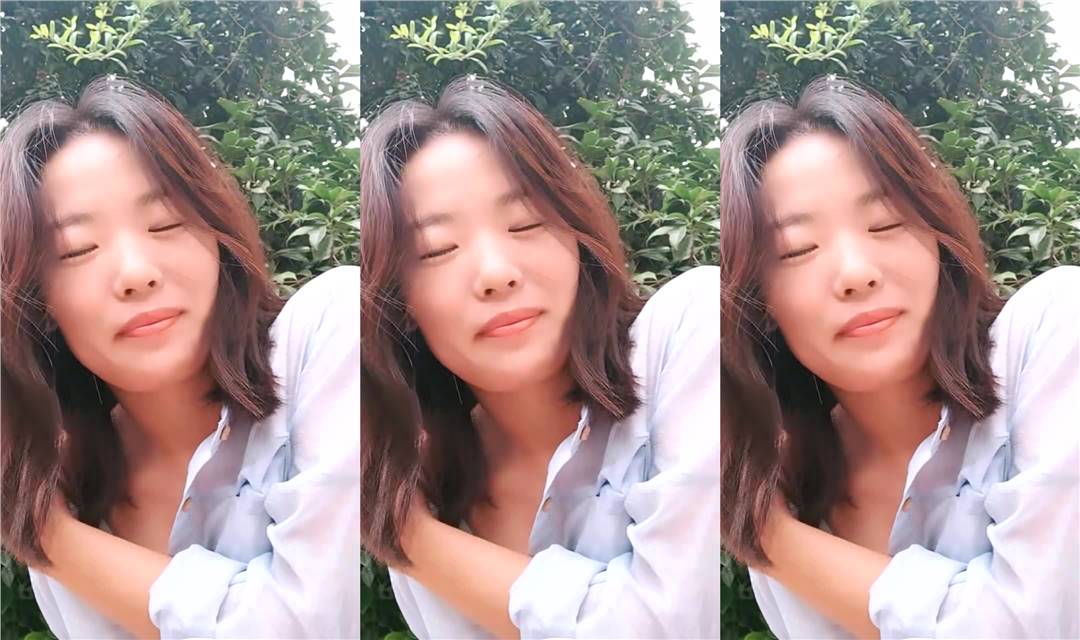 风骚短发美少妇！院子里掰穴诱惑！穿着情趣内裤，回房间道具震阴蒂，扒开阴唇特写