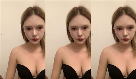 萱萱美女一个人在床上发骚，全程露脸听狼友指挥互动撩骚，脱光了陪狼友嗨，揉奶玩逼自慰