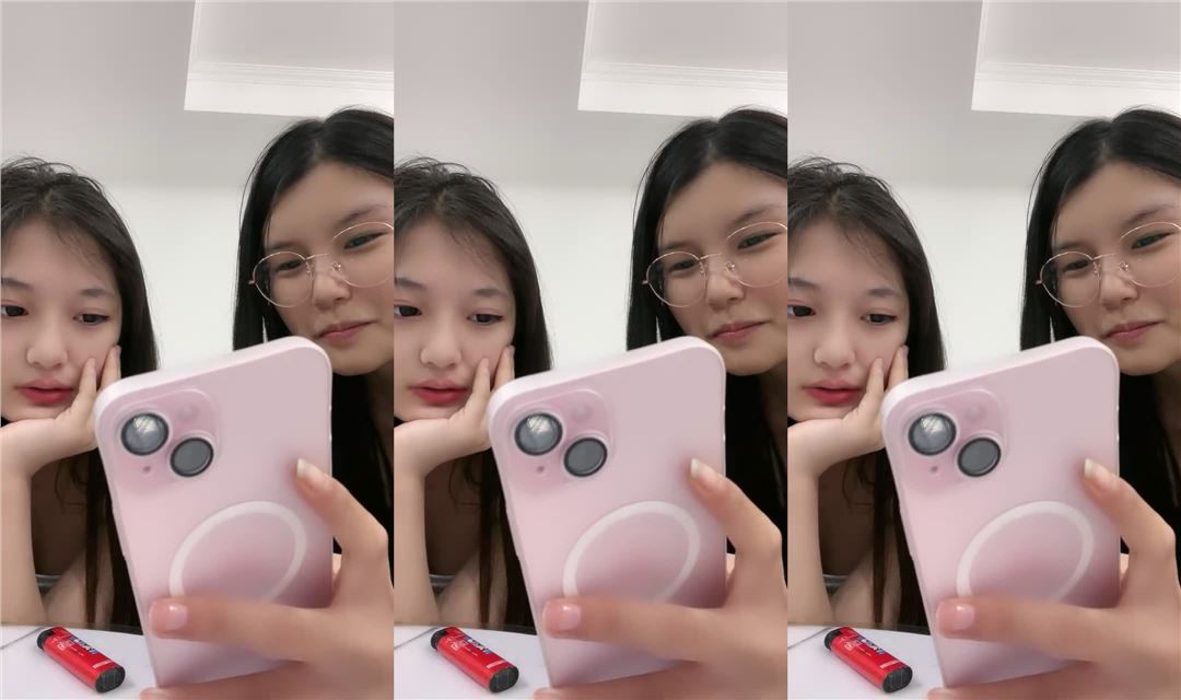极品眼镜美少女！和漂亮眼镜闺蜜！男主加入操逼，可惜闺蜜来大姨妈，埋头吃JB也是骚的很
