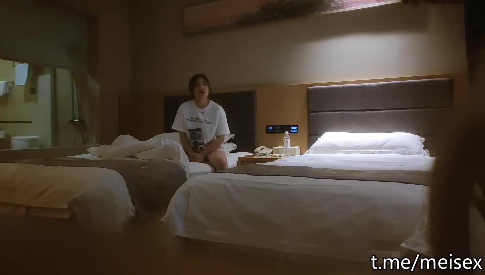 【拼命操】，下午场，神似张含韵的小姐姐，双乳满分，高抬玉腿侧插直达花心爽歪歪