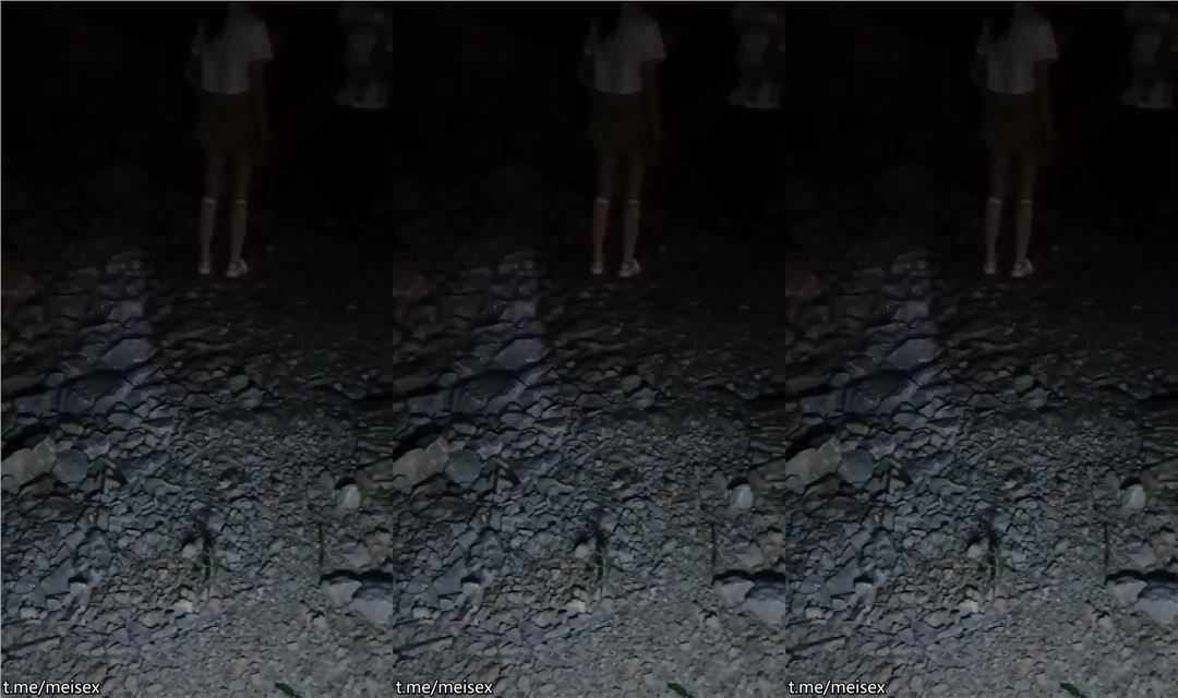 夏日野外适合野战，工地上杂草丛生，苗条00后黑夜中被无套内射，精彩刺激