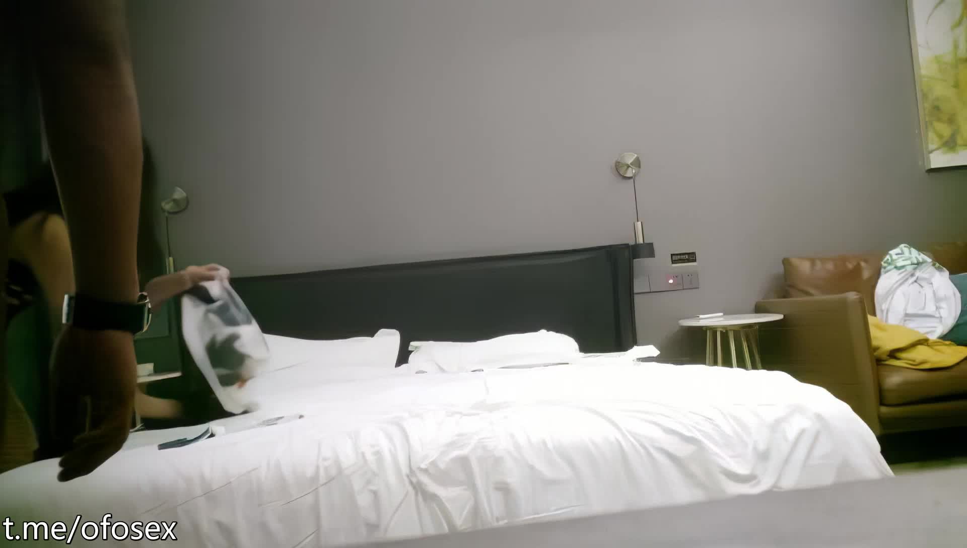 【哥现在只是个传说】外围场，甜美娇俏大圈00后，皮肤白皙激情操逼，索要蕾丝内裤，纪念今夜