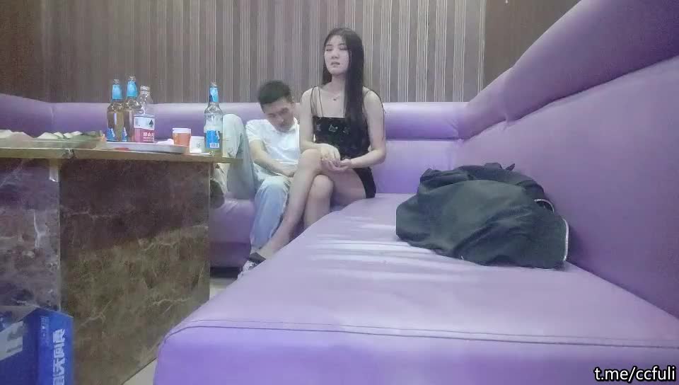 【歌厅探花】168CM包臀裙美女，唱唱歌摸摸奶子，脱下内裤扣逼，沙发上操起来
