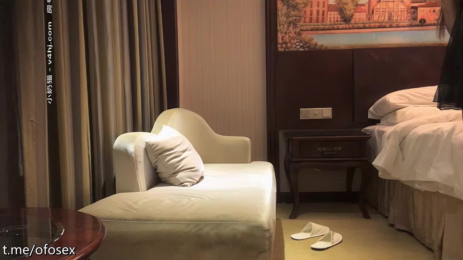 蓝衣大长腿高颜值妹子啪啪，情趣透视装扭动诱惑抬腿站立后入