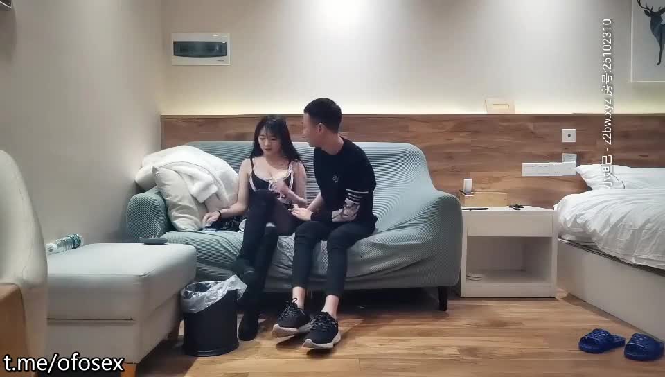 大胸小萝莉，AV视角各种角度抠穴，老探花手法就是专业