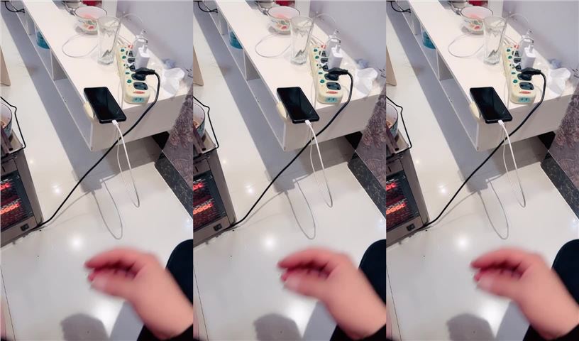 小嫂子来家中做客，想要休息毫不客气 半推半就拔掉内裤掏出鸡巴直接无套后入，艹爽了就是双向奔赴