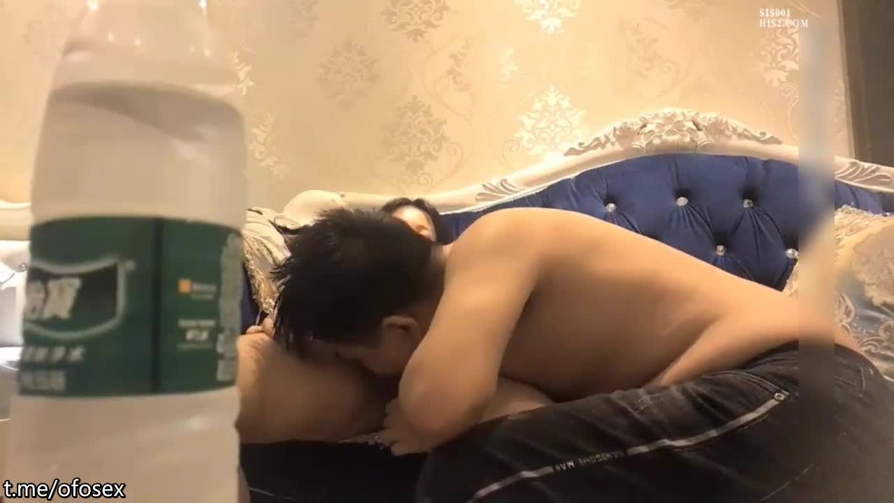 粉色T恤短裤小姐姐约到酒店丰腴肉感身材太符合感觉了鸡巴硬邦邦很冲动分开美腿抠搓玩弄湿漉漉操穴