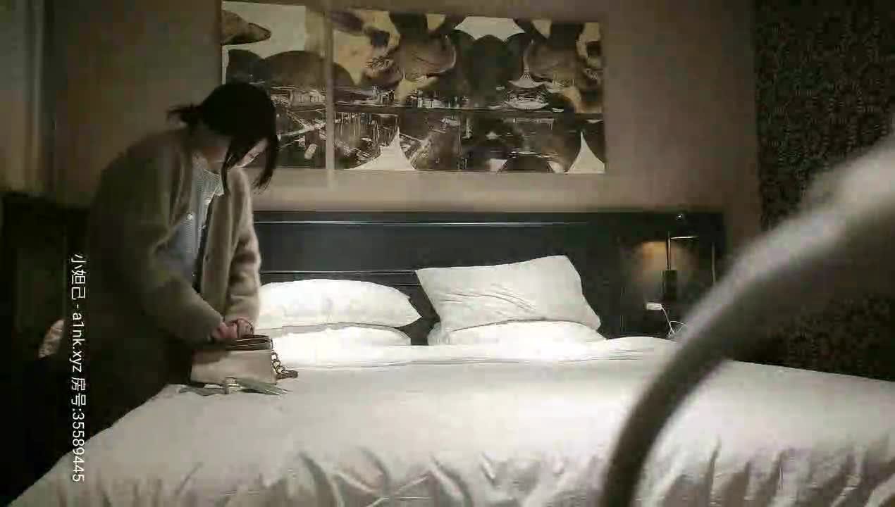 情感主博李寻欢探花长相清纯甜美萌妹子啪啪，洗完澡穿上衬衣黑丝特写口交舔逼后入猛操