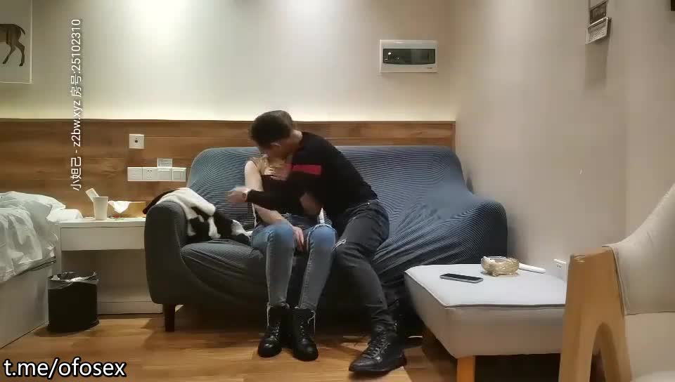 深夜场牛仔裤少妇，69姿势互舔口交上位骑坐侧入抽插猛操