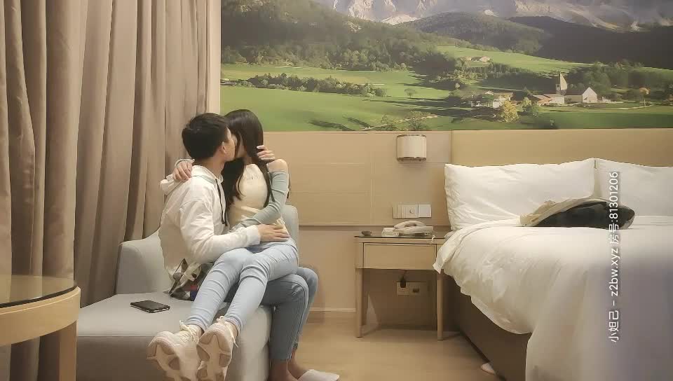 高质量外围女神，身材娇小很匀称的超级甜美可爱女生，有恋爱的感觉了，性感开朗又爱笑，被操得太狠了