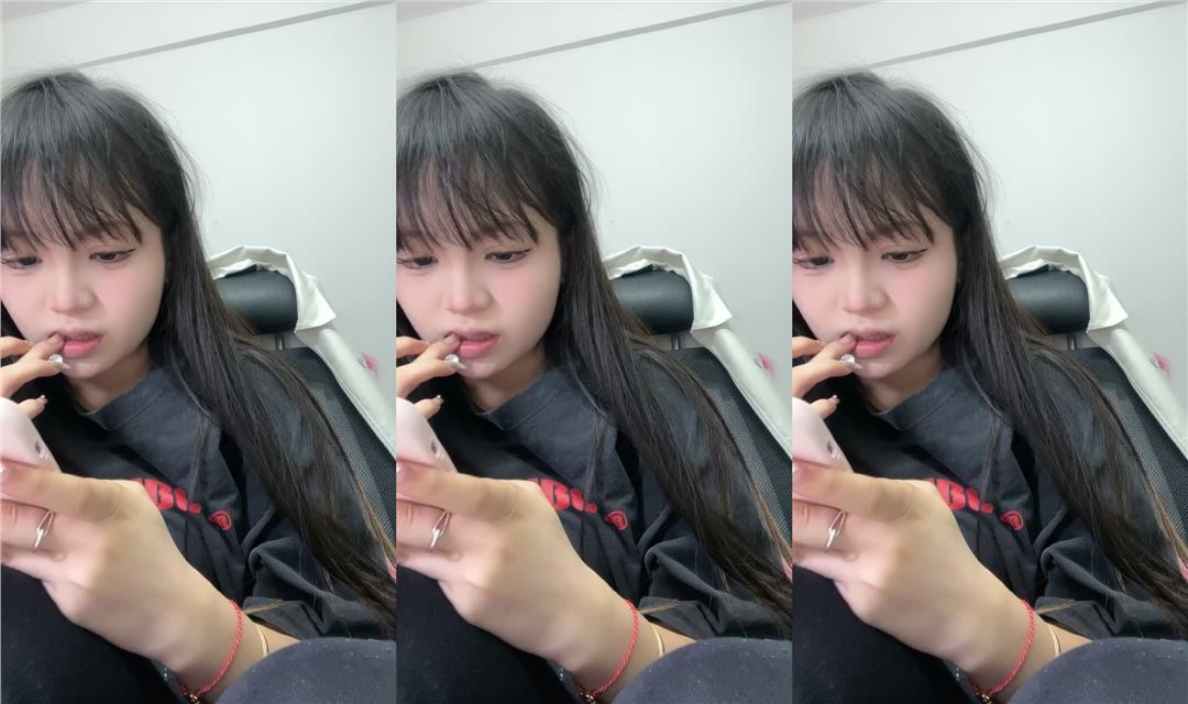 呆萌清纯嫩妹妹！新人近期下海！撩起内衣奶子一手抓，肥唇超嫩小穴，近距离特写，浴室洗澡湿身诱惑