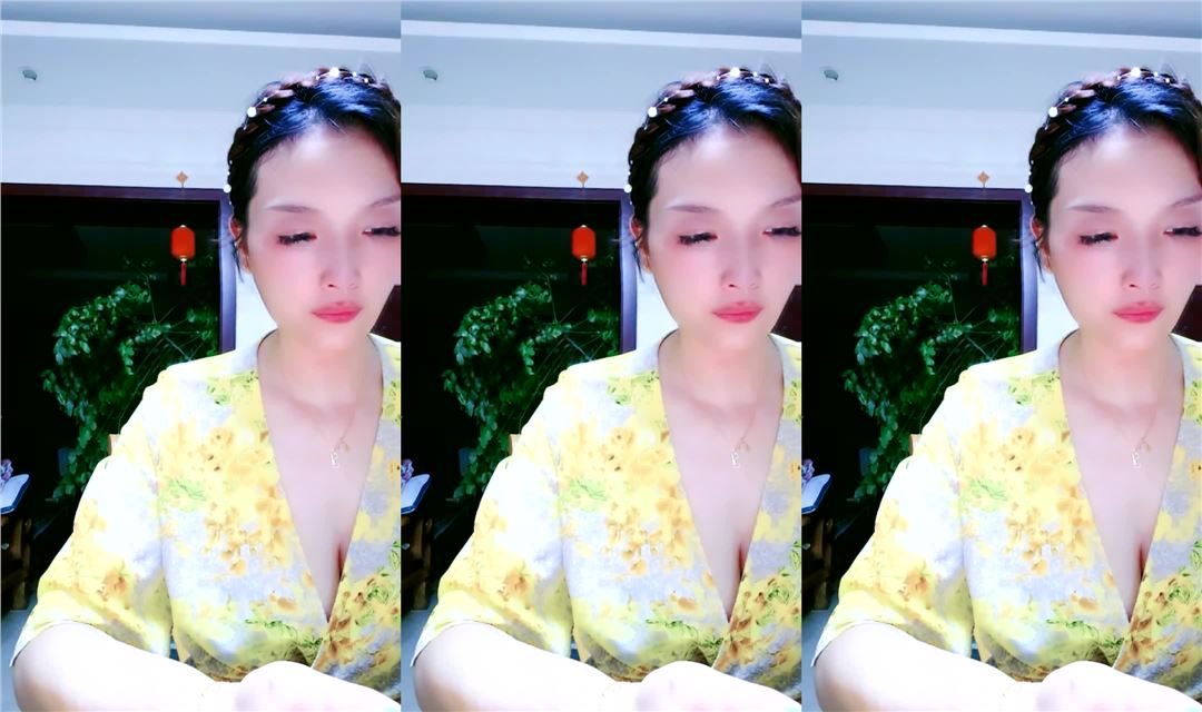 三甲医院，真实女医生，，上班跟同事聊天的同时，玩跳蛋自慰喷水，三点尽露