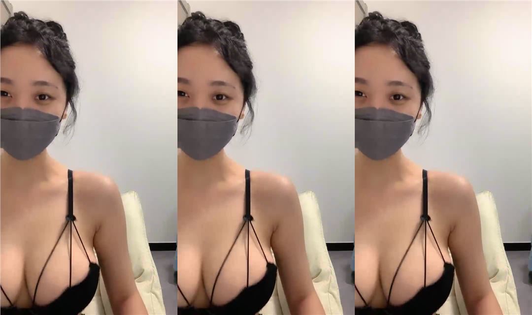 D罩杯尤物美女！放开尺度！女同激情，一对豪乳呼之欲出，被女友舔骚逼，穿戴假屌插嘴乳交