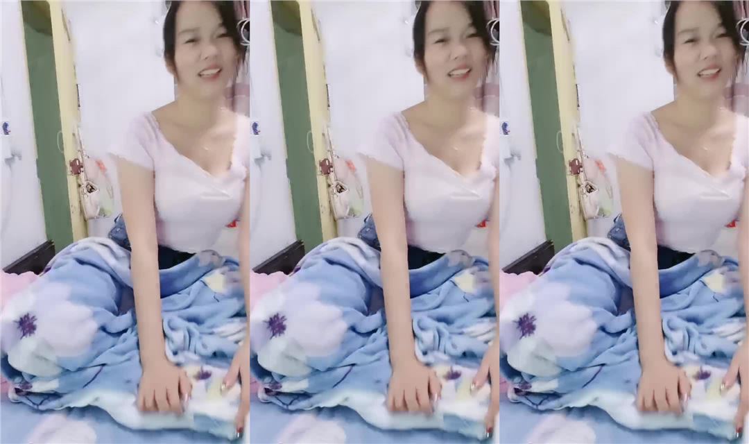 把儿子赶走，偷偷在房间发骚，性感美臀，奶子好涨能挤出乳汁，叫来老王操逼，扶屌骑乘，后入大屁股