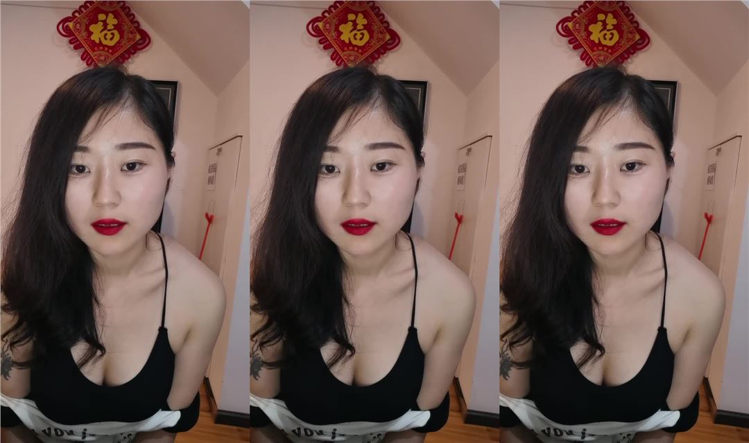 烈焰红唇美御姐！脱下牛仔裤扭动！假屌插多毛骚逼，站在椅子，摇摆屁股，很是风骚