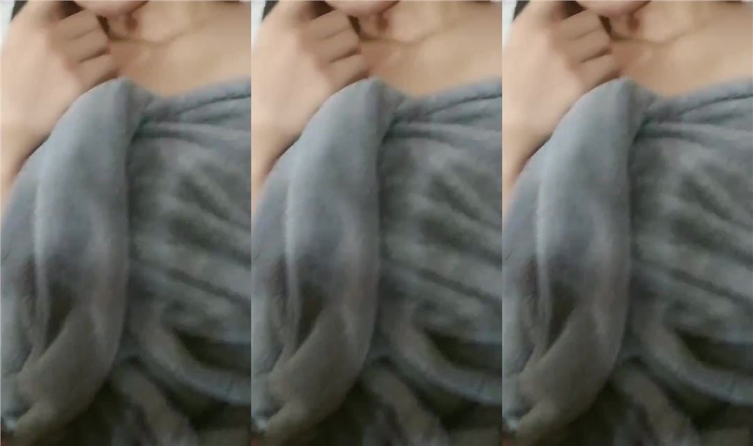 漂亮大奶美眉舒服吗小骚货快点干在家被大鸡吧小哥哥无套输出操的舒坦很享受内射
