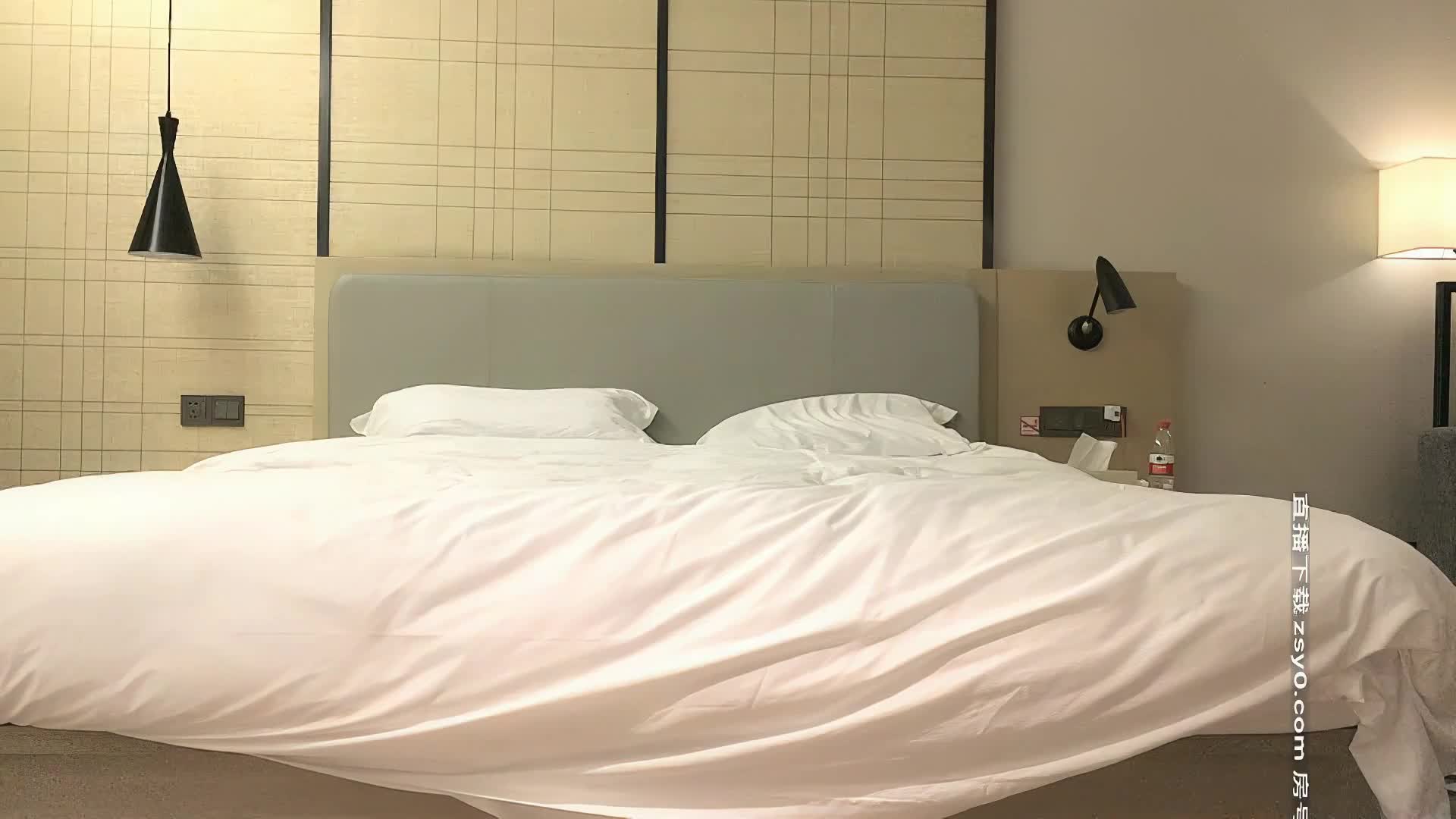 2020_9_12【小宝寻花】第二场极品颜值苗条长腿美女，舔弄上位骑乘抽插猛操呻吟