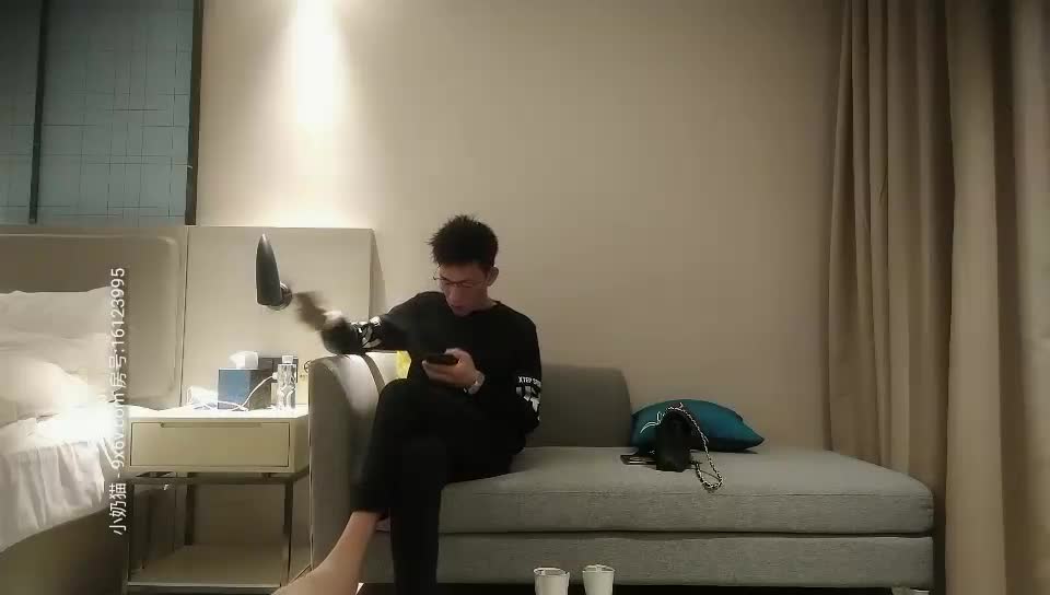 高端外围兼职美女170CM大长腿酒店激啪啪 ，吊带黑丝袜高难度倒立深喉 ，骑在身上大屌套弄 ，美臀肩上扛猛操屁股