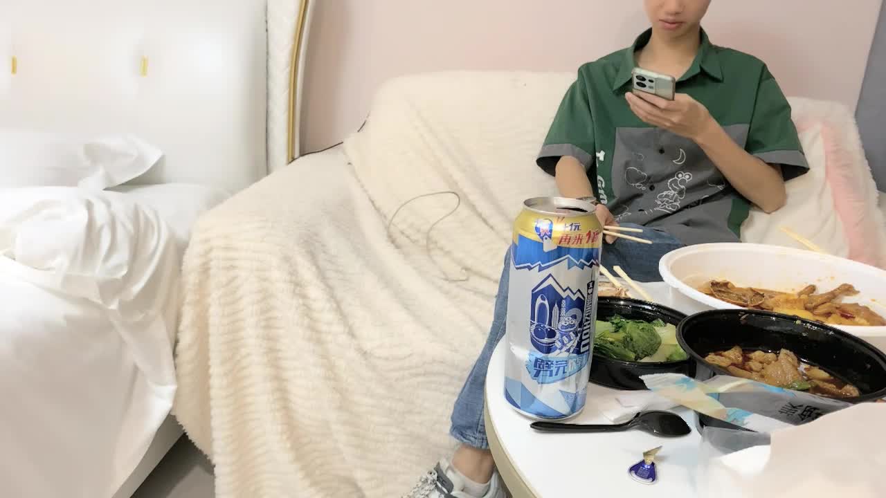 【瘦猴先生探花】约操丰满良家妹子，扭扭捏捏还不愿意，操起了叫的骚，大肥臀撞击抖动