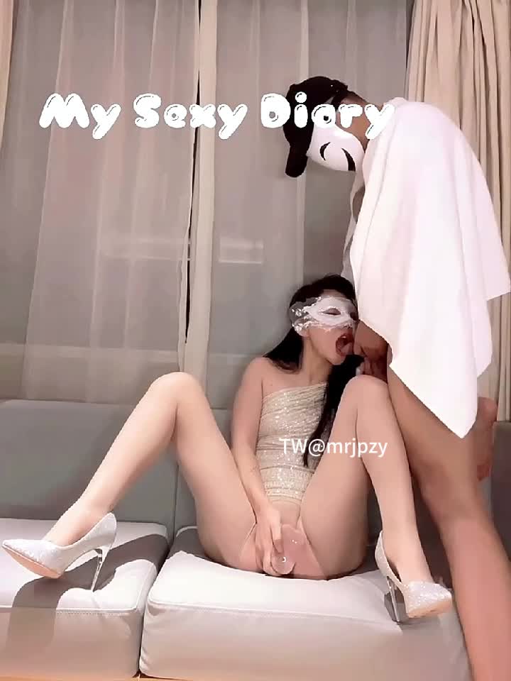 美腿尤物极品反差女神【Vivian】白色丝袜女神诱惑，自慰爆操，口交颜射，别人眼中的女神私下就是欠操骚母狗