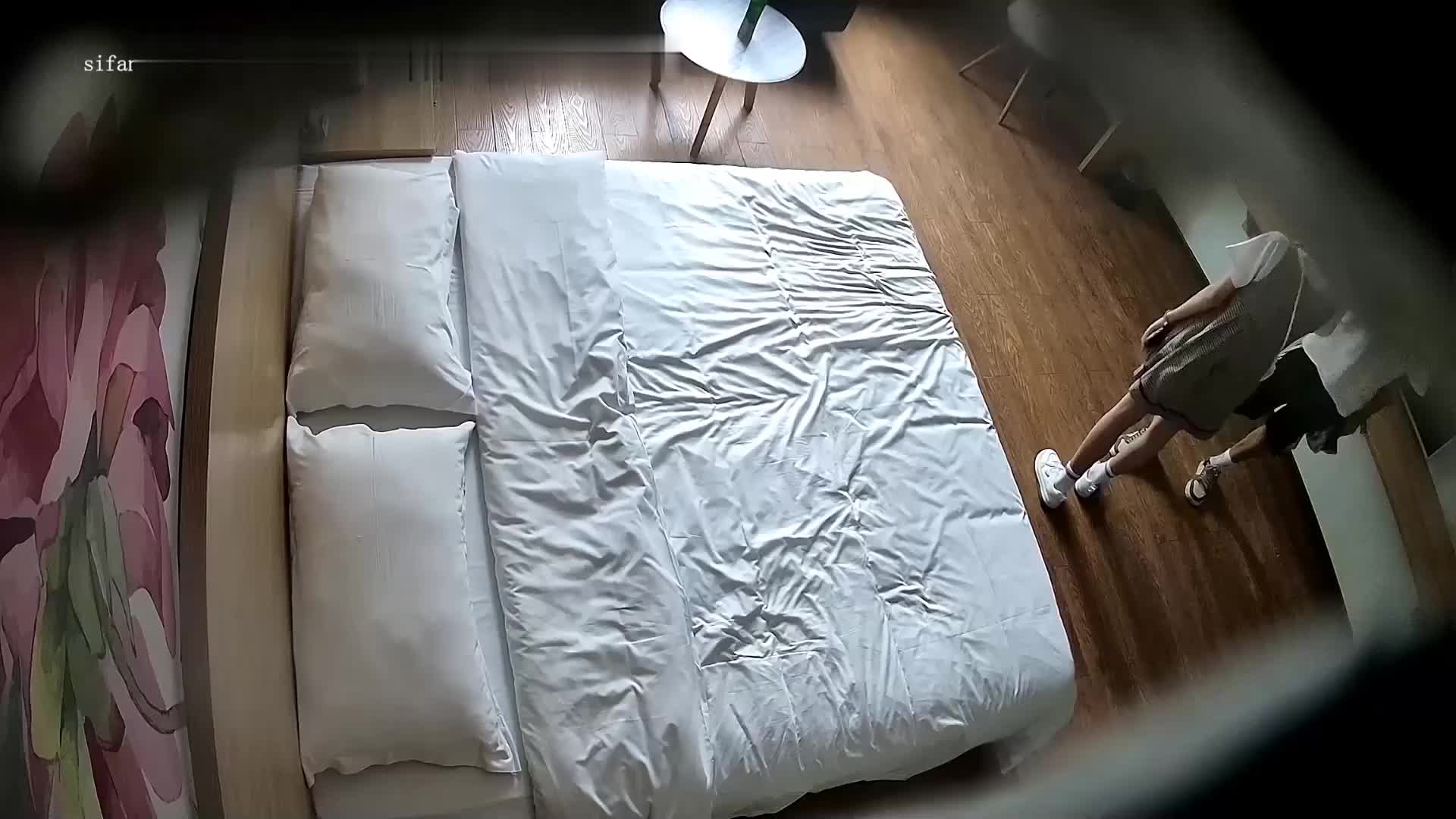 上帝视角偷窥眼镜哥和粉嫩的小女友激情啪啪啪