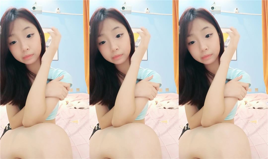 清纯学妹自己镜头前直播赚学费，听狼友指挥脱光光展示，掰开小逼逼给狼友看粉嫩小穴
