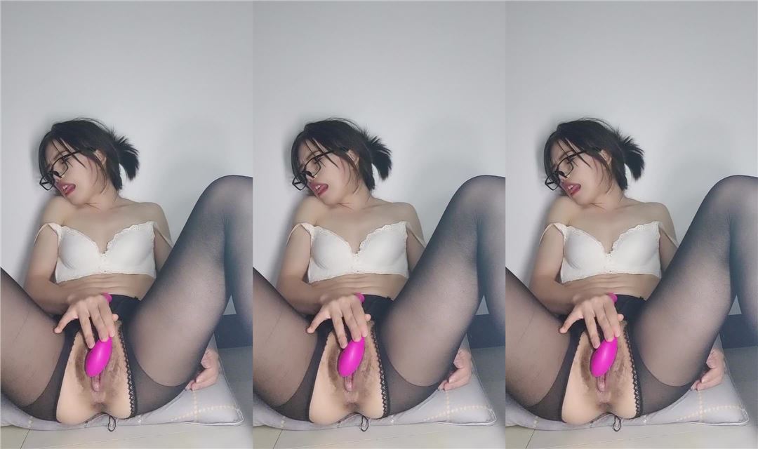 新人尤物眼镜御姐！开档黑丝多毛肥穴！跳蛋塞入揉奶子，表情一脸淫荡，摆弄各种姿势自慰