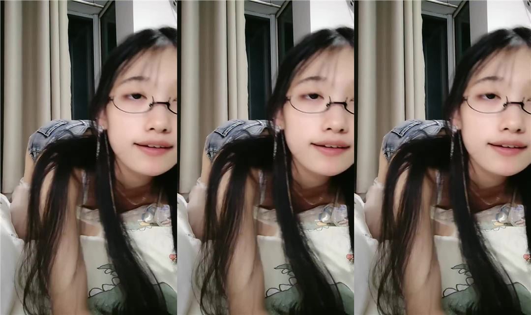 超甜漂亮妹妹！玩起来骚的很！牛仔短裤白丝袜，多毛骚逼特写，手指插入一顿扣