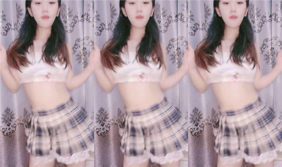 04小朋友甜美性感全程露脸，可爱诱人大秀直播，跟狼友撩骚互动，脱衣艳舞洗澡诱惑