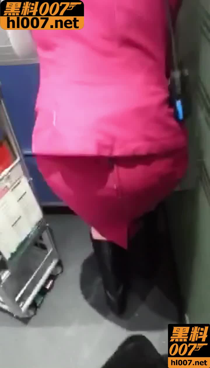 快抢手偷拍尾随高铁乘务员 撸鸡秒射在乘务员制服后背！
