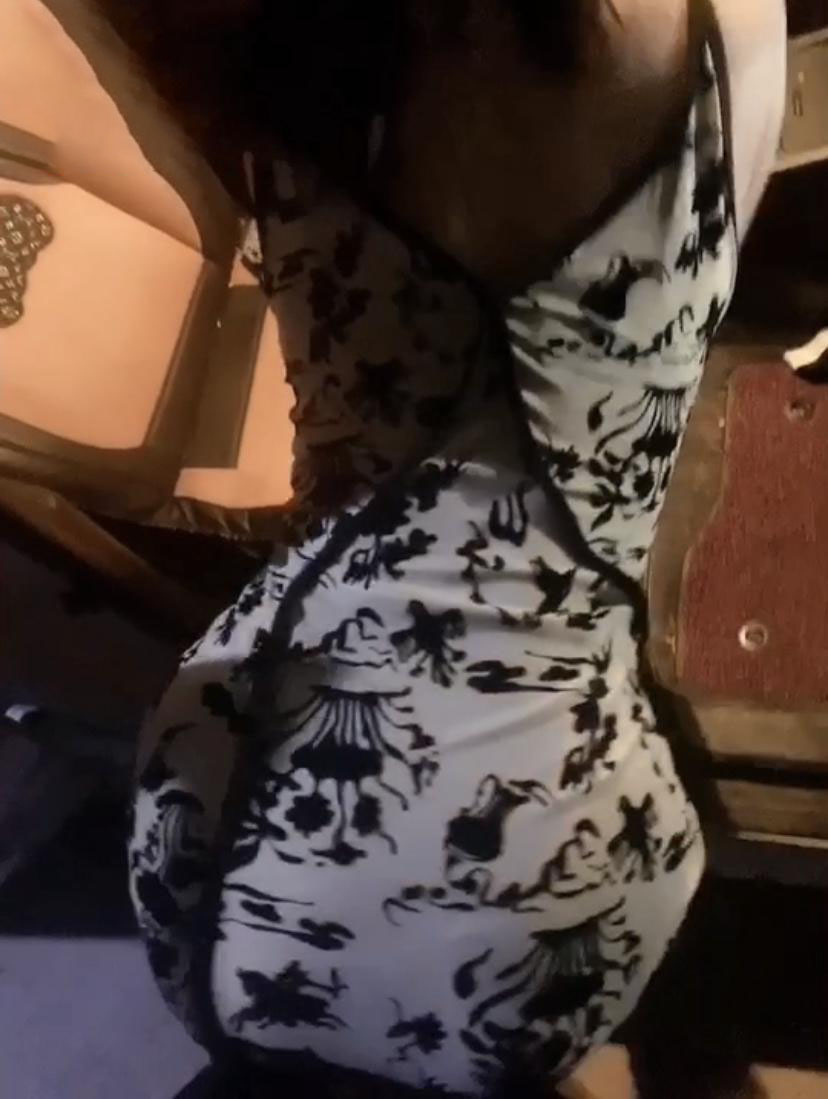 (原创)来人啦，骗你的啦，小区楼下车震，姐姐竟然一点都不怕的