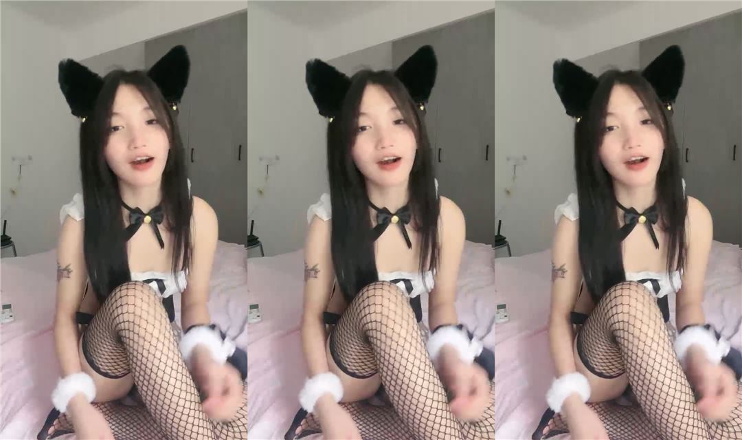情趣装猫耳朵美少女！首次道具抽插！性感黑网袜解开内裤，干净无毛嫩穴，假吊慢慢抽插