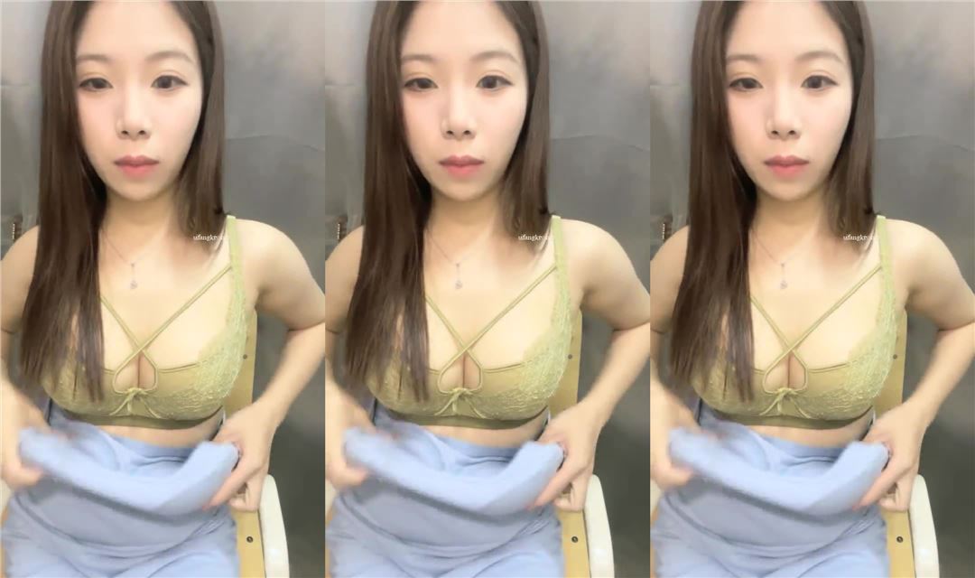 超漂亮，正宗大学生，宿舍里脱光，，这个屄绝了，粉嘟嘟惹人爱，两片小阴唇湿漉漉