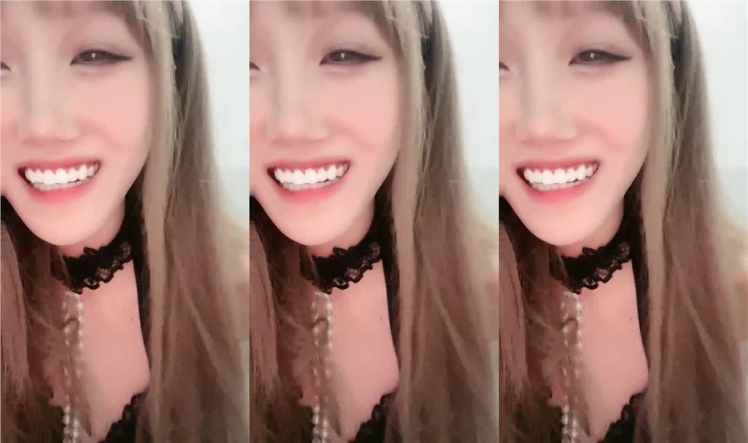 淫荡骚母狗美女小鹿！情趣珍珠内衣诱惑！跪在地上掰穴喷尿，怼在今天前一顿秀，美腿高跟鞋