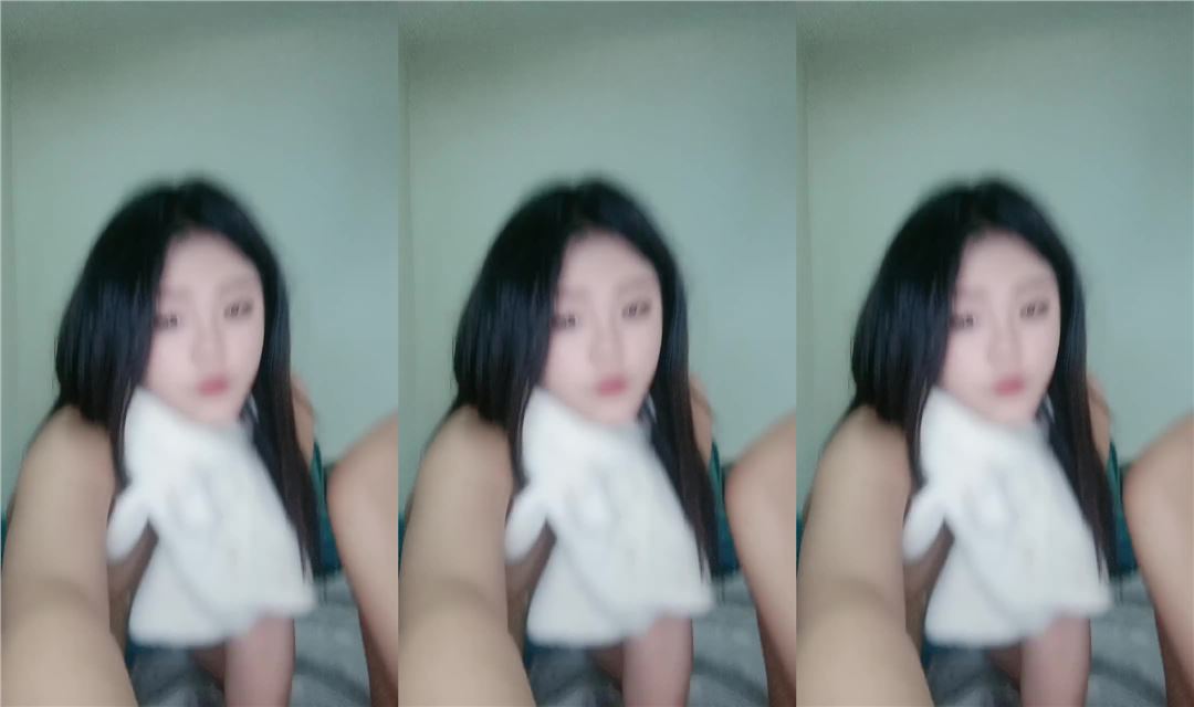 新下海的小妹跟好闺蜜在床上一起发骚，全程露脸轮流展示，揉奶玩逼小道具插逼里不停搅拌抽插