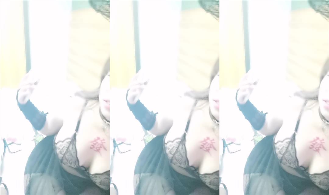 新人下海大奶妹妹！情趣装兔耳朵！一对大奶晃动，性感黑丝美腿，翘起屁股看肥穴，粗大假吊抽插