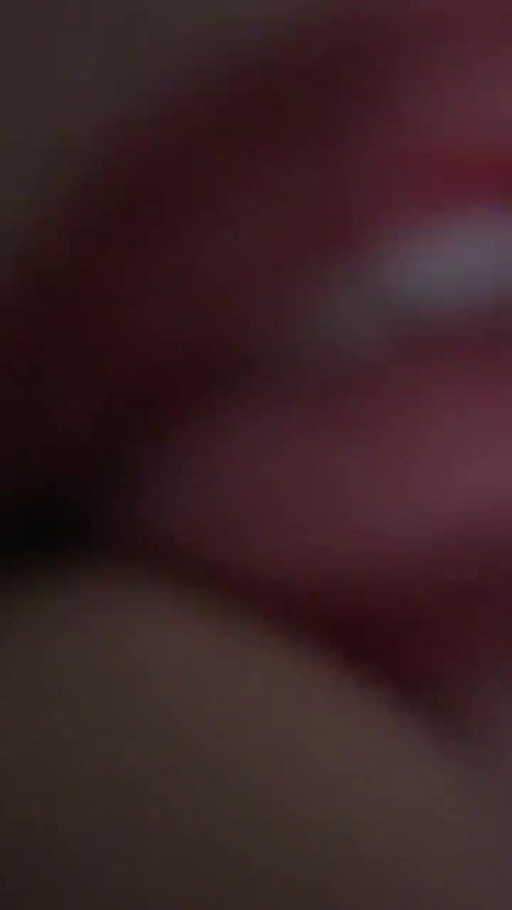 大奶人妻骚逼又尿啦叫爸爸想不想叫个人一起操你身材丰腴肥鲍鱼抠的水狂喷掐着脖子被无套