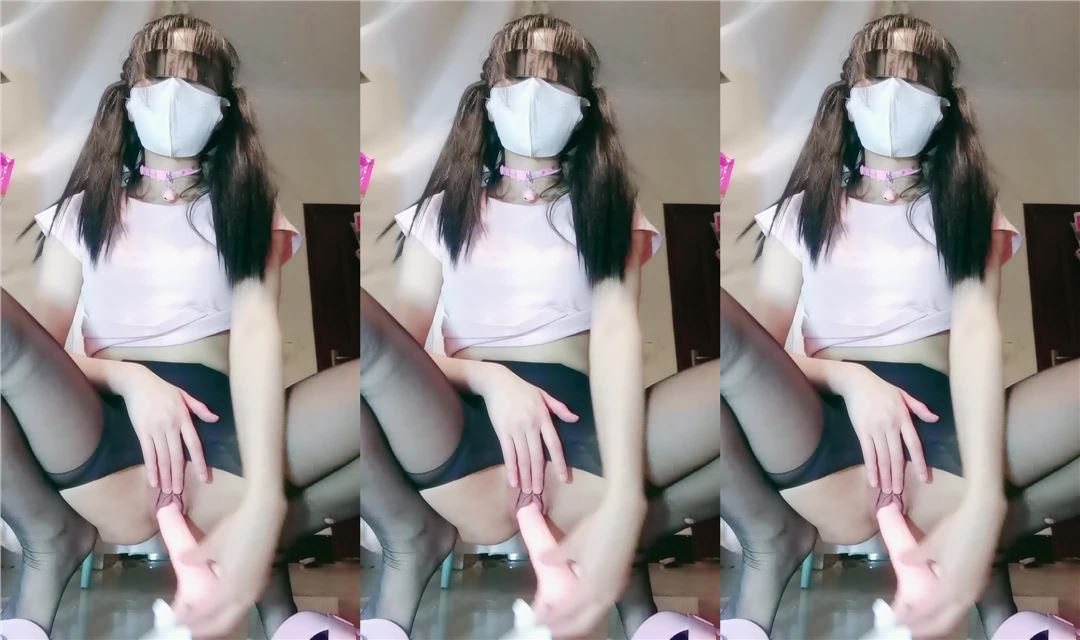 双马尾小骚货妹妹！开档黑丝翘美臀！跪在椅子上掰穴，怼在镜头前假吊深插，极品美腿摆弄姿势