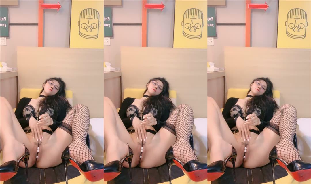 性感尤物美御姐！一头卷发黑框眼镜！渔网袜珍珠内裤，掰开紧致骚穴揉搓，表情很是淫骚