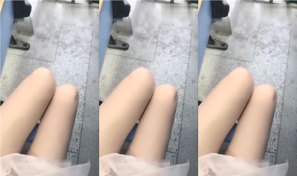 【上课搞黄播】大学政治讲三大攻坚战和五位一体总布局，学生妹子竟在底下玩跳蛋