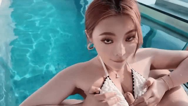 夏天要来了玩水水泳池坏坏跟湿湿的淫水混合